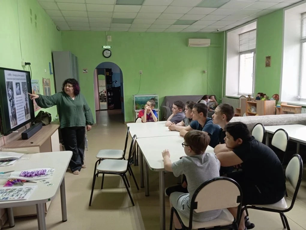 Благодаря педагогу дополнительного образования из Дворца творчества ребята на время ста...