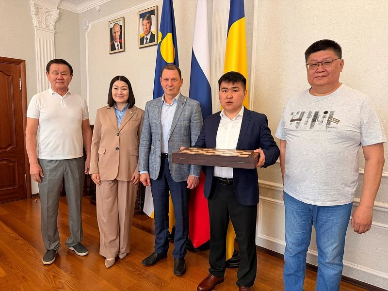 Мэр Улан-Удэ поздравил первого шахматиста из Бурятии, завоевавшего медаль Чемпионата Азии