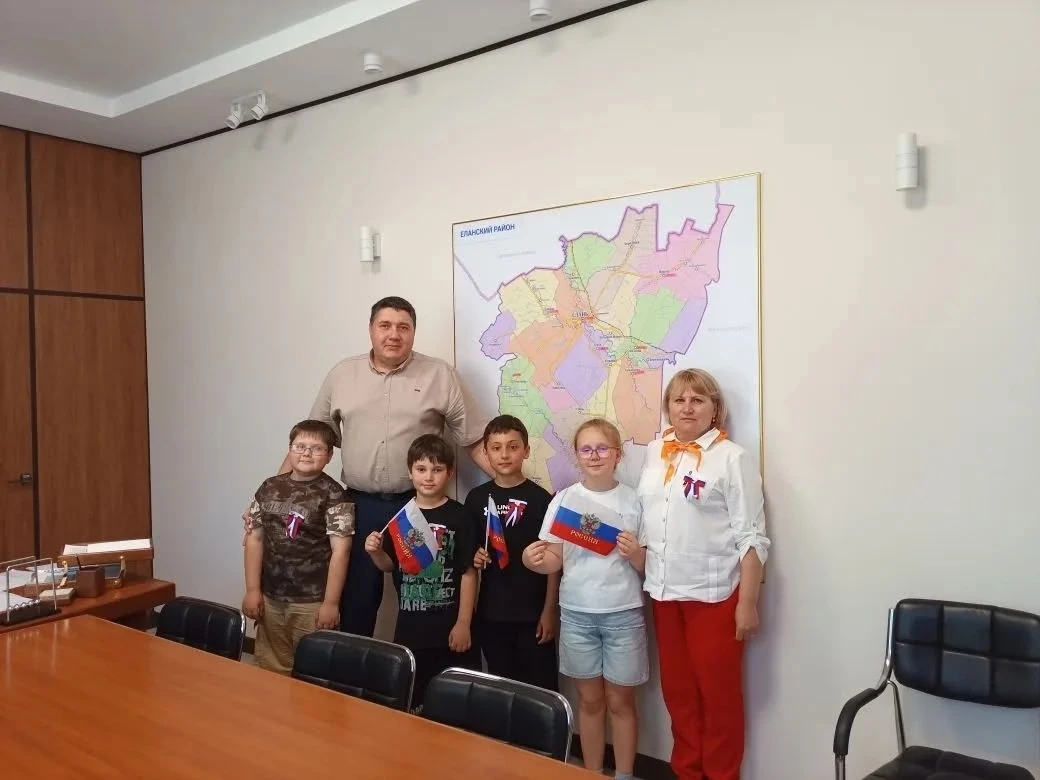 🕊️ Маленькие сердца, большой патриотизм: орлята дарят символы России 🇷🇺