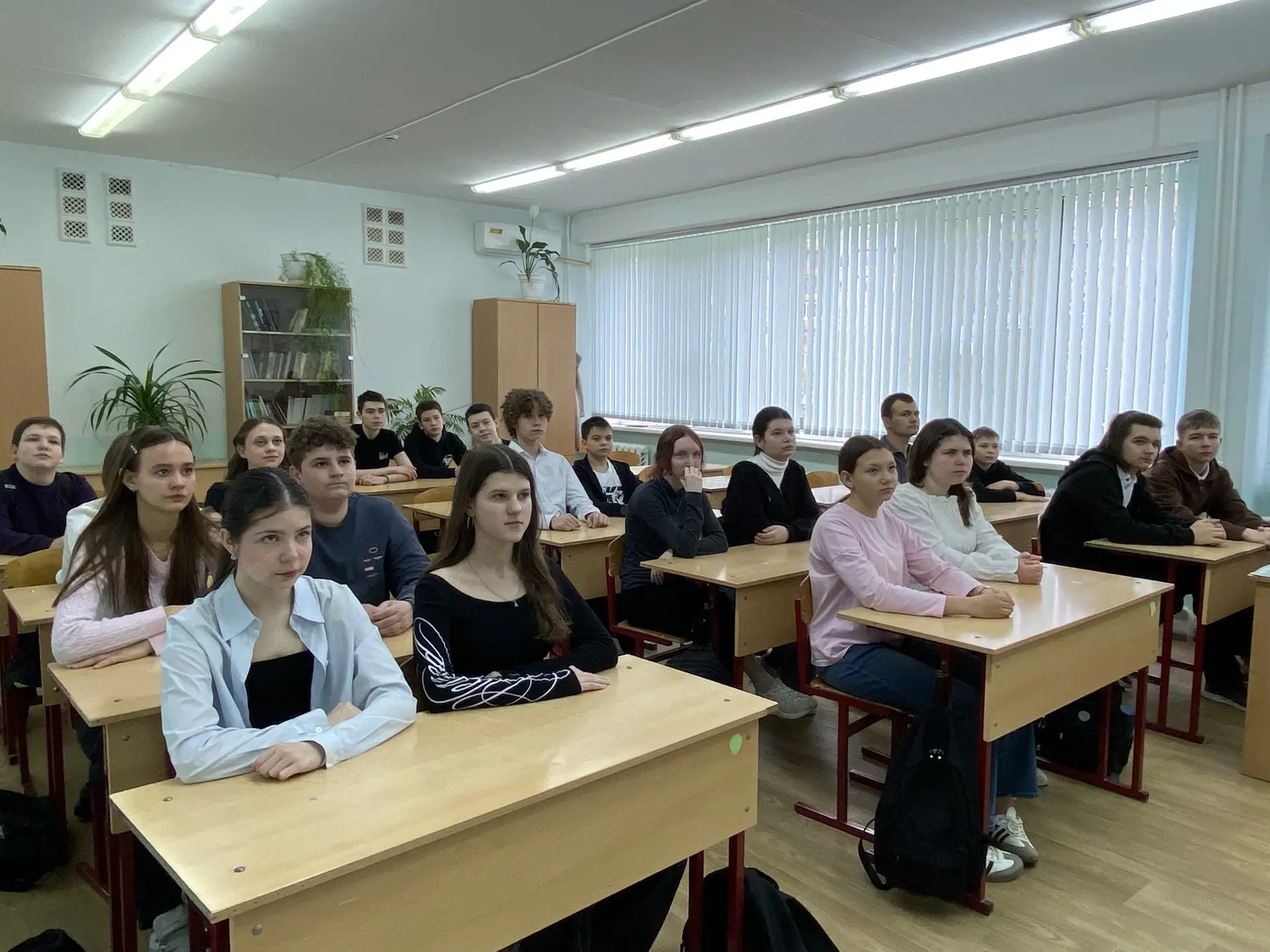 🌍 Сегодня в 8в классе прошёл увлекательный классный час на тему «День коренных малочисленных народов