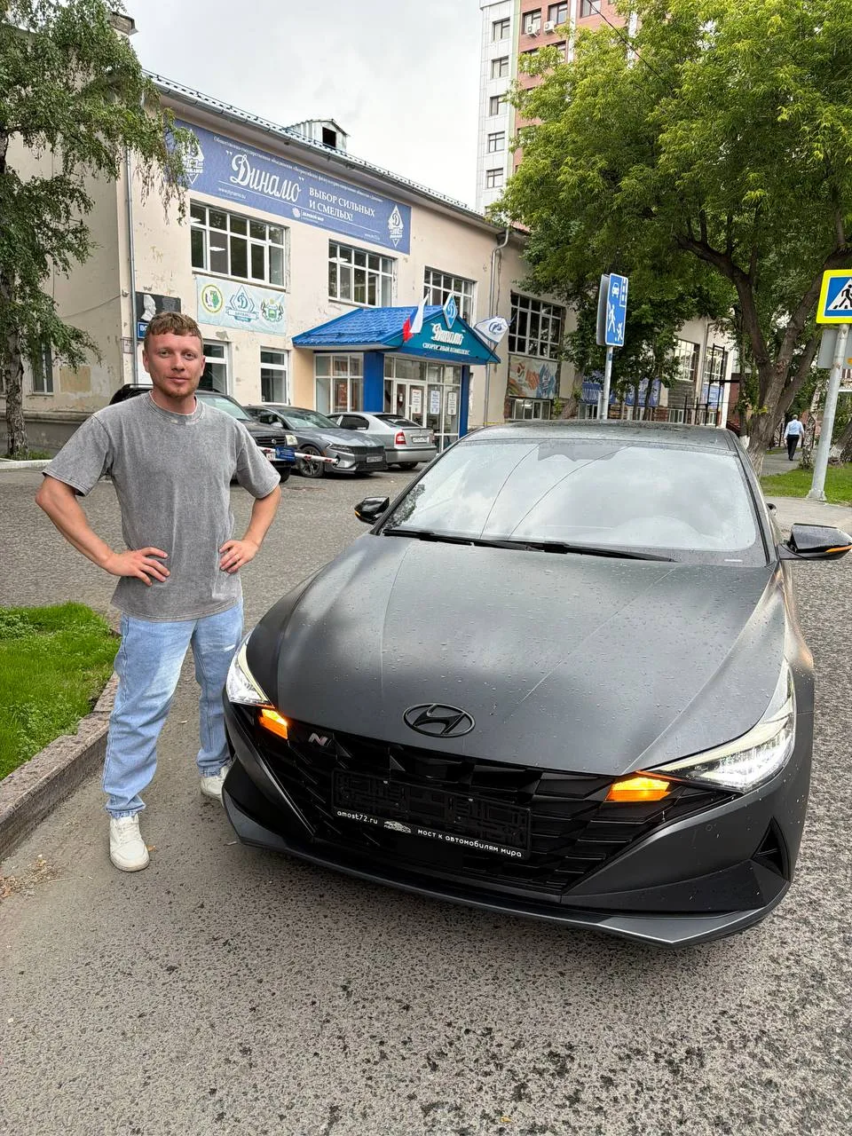 ◉ Знакомьтесь, это Женя и его новый Hyundai Elantra 2023 года 🚘
Автомобиль в редкой комплектации бы