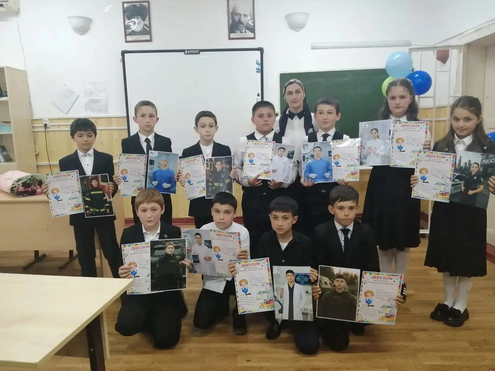 Четыре года пролетели как один миг... Выпускной в начальной школе! 🎓✨

Кажется, совсем недавно эти 