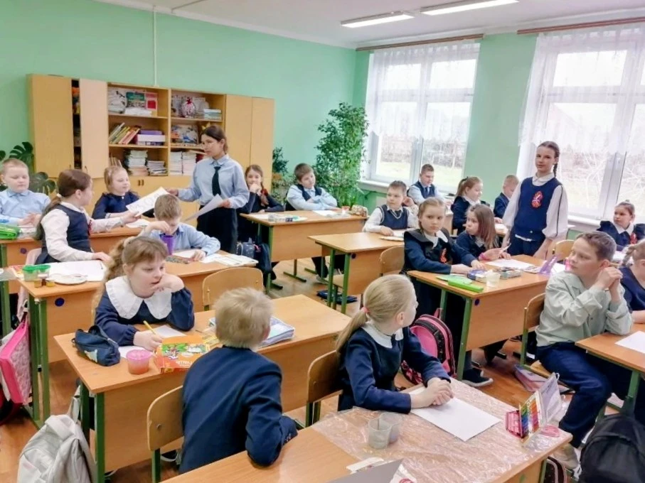 🕊️🕊️🕊️В преддверии Праздника Весны и Труда активисты нашего лицея провели мастер-класс для учеников 