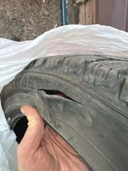 ⚡️ Дорожнные разборки по-бутовски: таксист проколол колёса и поспешил скрыться

На Бартеневской улиц