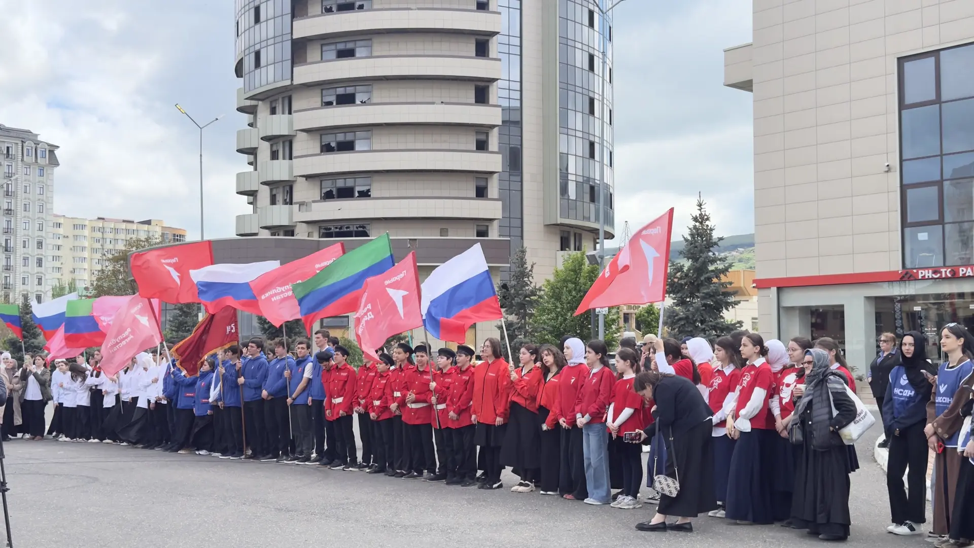 🇷🇺 РАВНЕНИЕ НА ФЛАГ: ПАМЯТЬ ПОКОЛЕНИЙ  Активисты «Движения Первых» и отряд Юнармейцев МБОУ СОШ № 58 