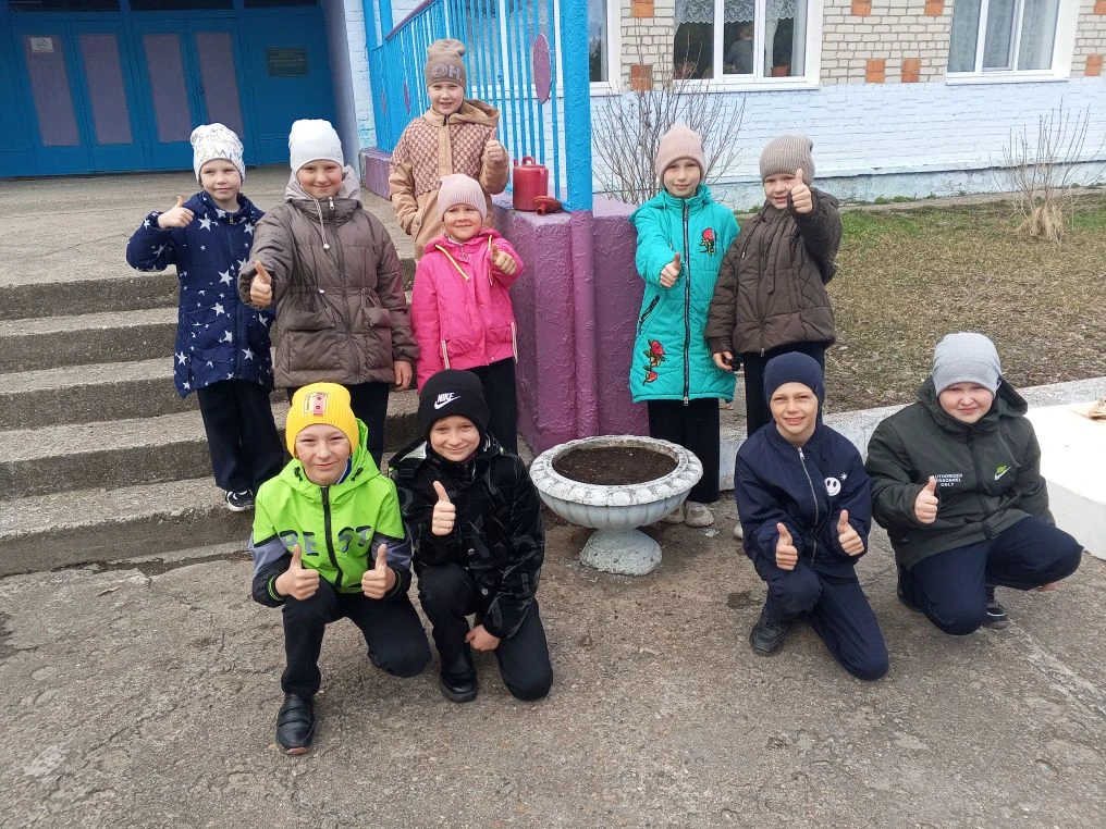 В рамках акции «Клумба Орлят» наши самые юные ученики (1-4 классы) организовали и прове...