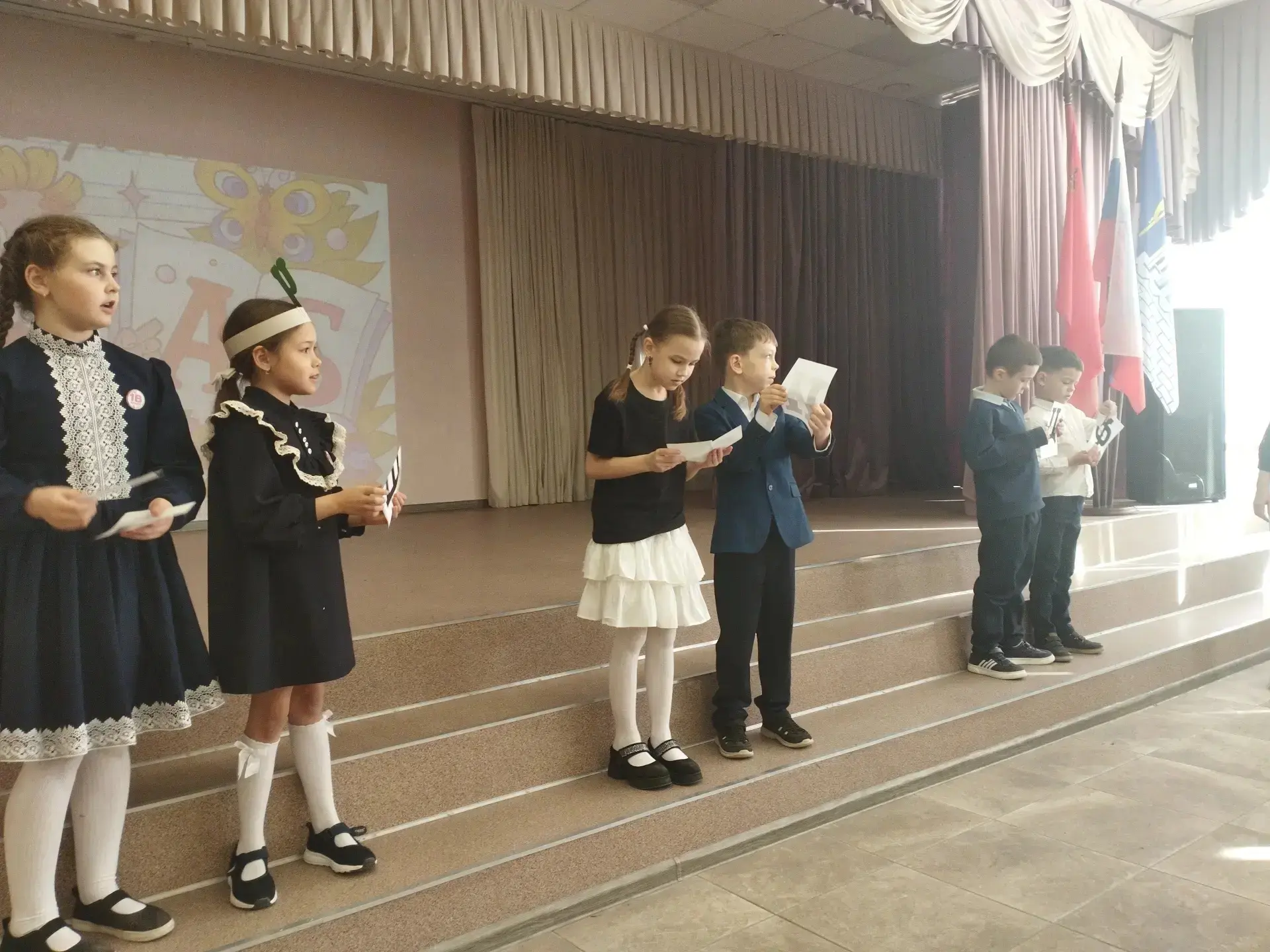 03.04 в параллели 1 классов МБОУ СОШ № 1 (основное здание） прошёл урок- Праздник грамотных ребят.  📕