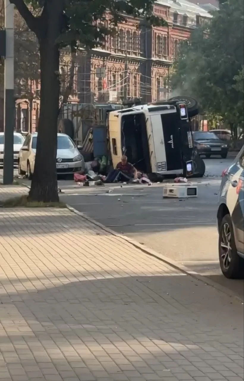 🥴 Мусоровоз перевернулся, а из него вылетели люди и микроволновка с котлетами