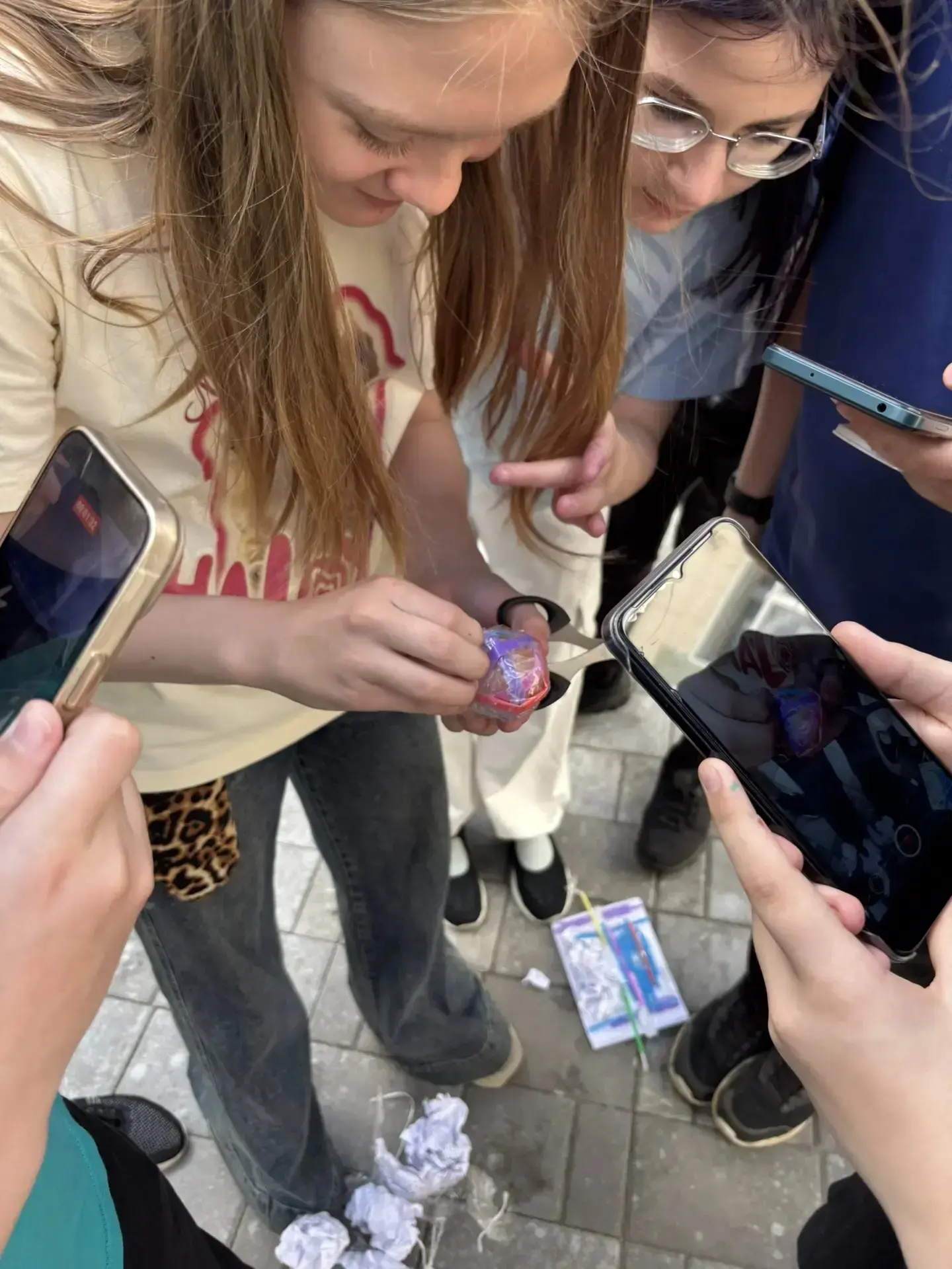 Профильная смена "Эрудиты из первой" сегодня погрузились в увлекательную экономическую игру.
Сначала