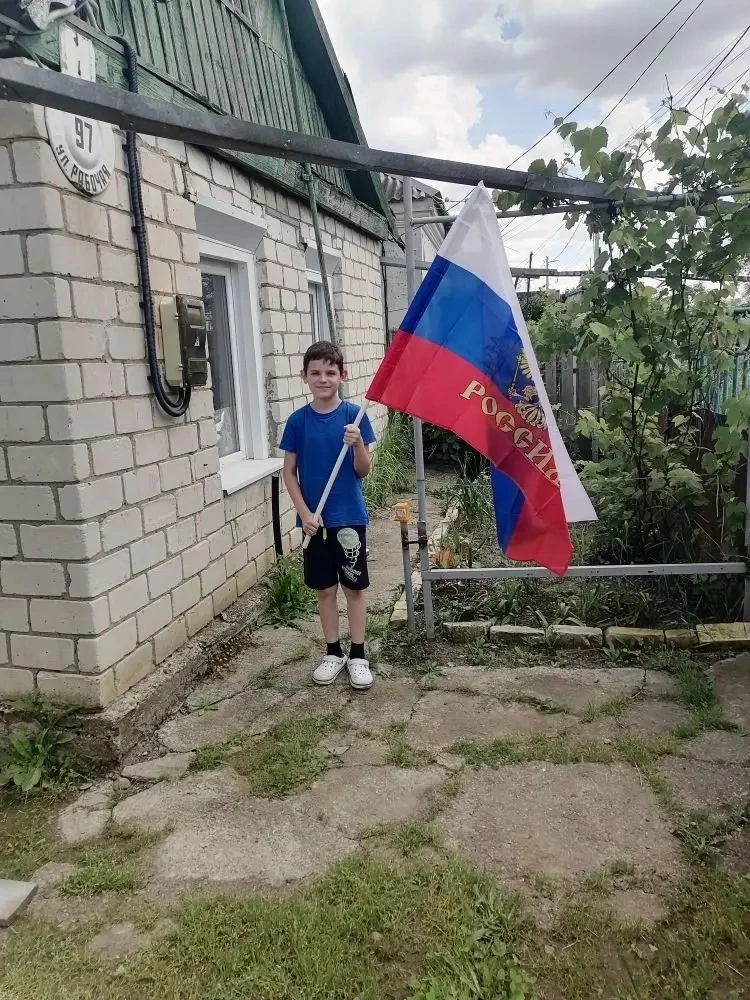 В преддверии Дня России учащиеся, педагоги и родители нашей школы приняли участие в акции «Флаги Рос