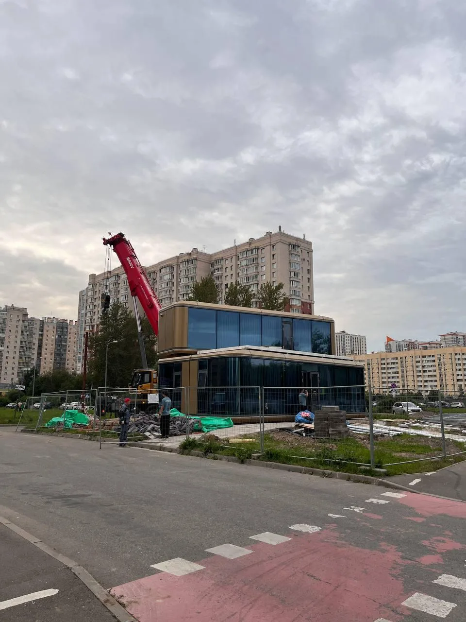 А вот и обещанный новый офис продаж строится на Средней рогатке