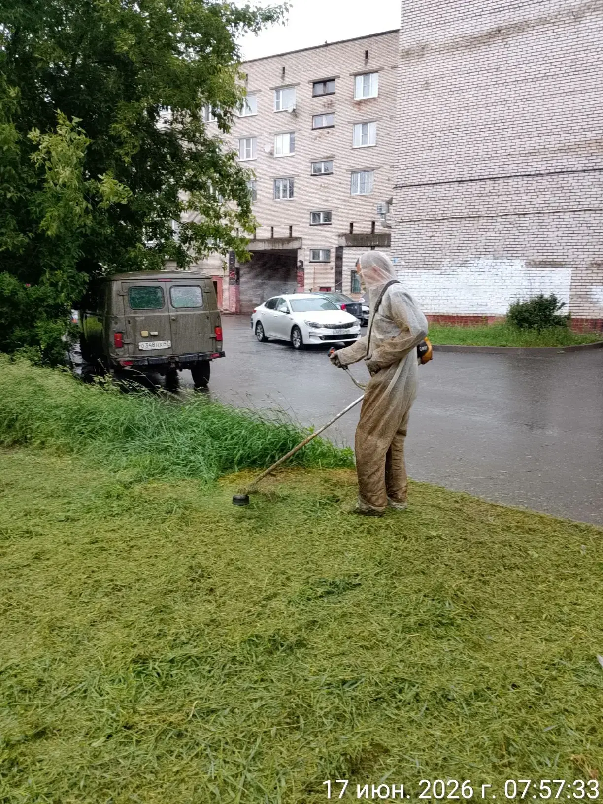 Выполнение сезонных работ по покосу травы 🌿🌱 🏡  в 3 микрорайоне