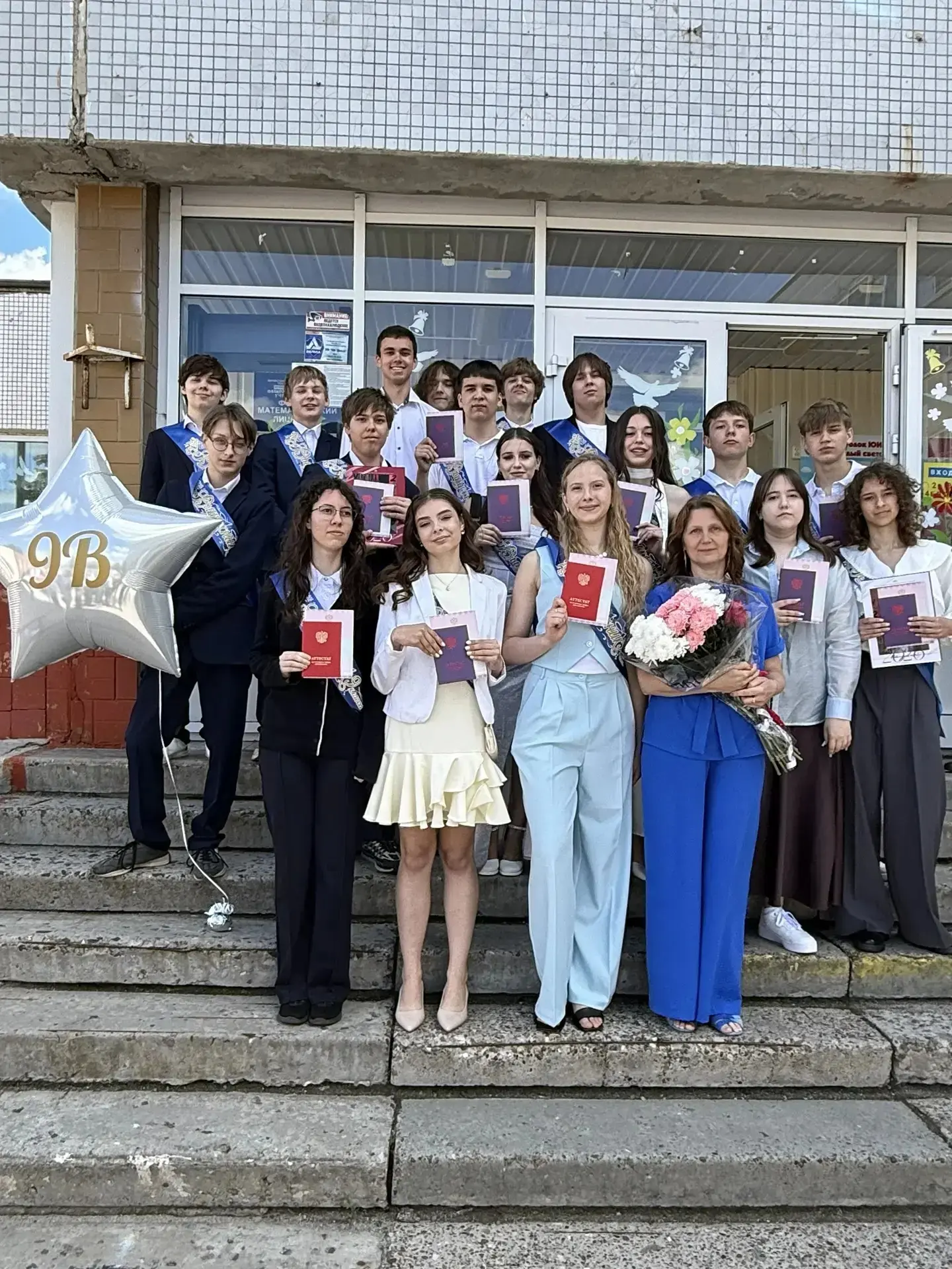 Этот день они запомнят навсегда. 🎓

Совсем недавно в стенах нашей школы прозвучали последние напутс