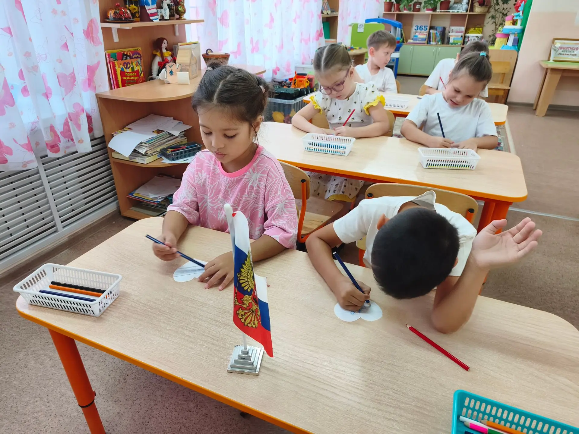 В преддверии Дня Флага России🇷🇺🇷🇺🇷🇺 воспитанники логопедической группы №6 узнали ...