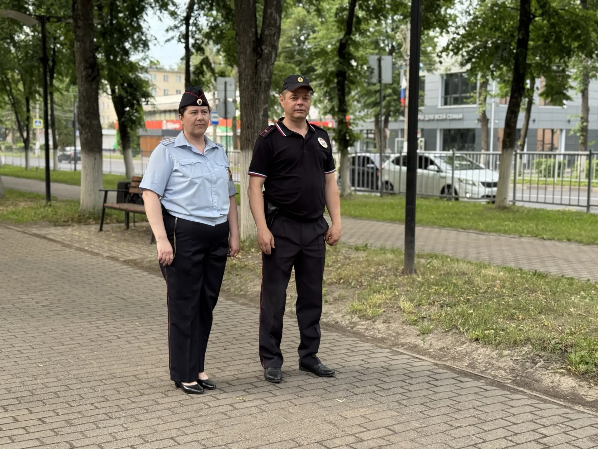 В День России сотрудники полиции города Железногорска проводят профилактические рейды в общественных