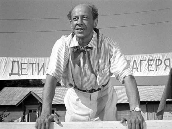 «Ночью под одеялом он зажег фонарик и читал книгу. И все стали читать книги».