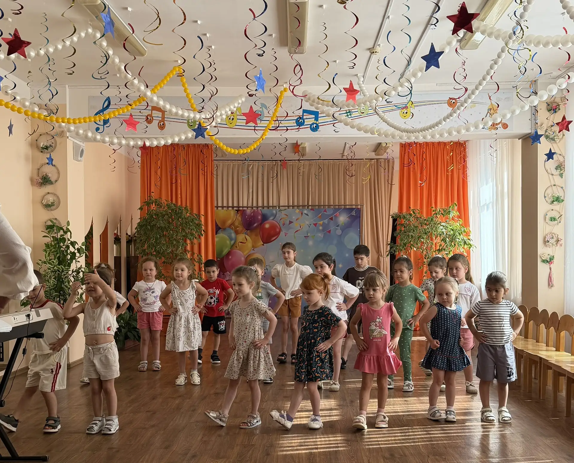 Сегодня в младшей группе  прошло  музыкальное занятие - яркое, звонкое и по-настоящему ...