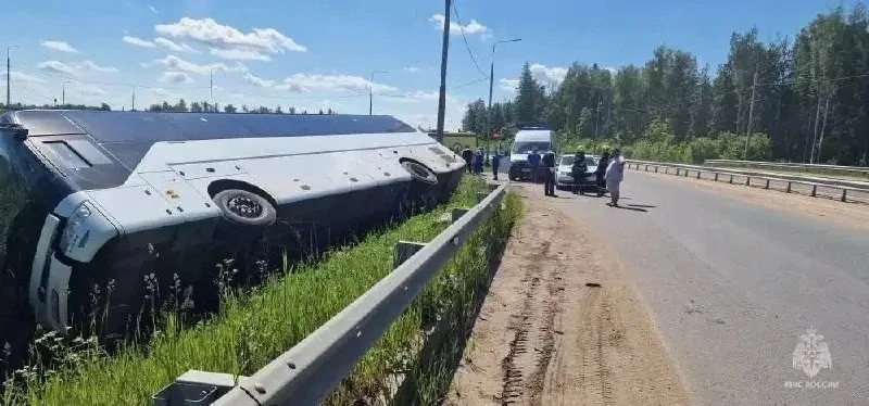 ❗️На Пятницком шоссе в Подмосковье в кювет улетел автобус с пассажирами. Есть пострадав...