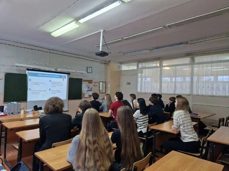 🇷🇺 Традиционная церемония поднятия Государственного флага и исполнение гимна РФ задали правильный,па