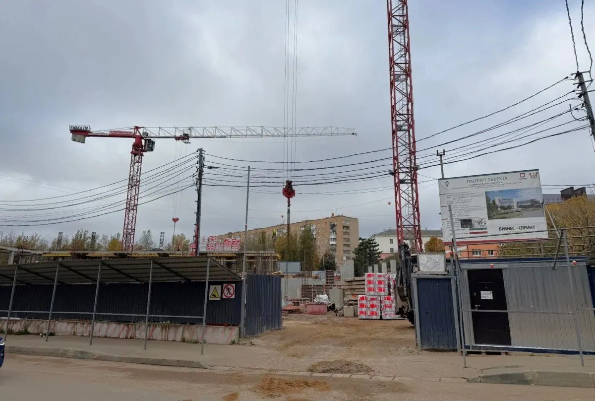 🏗️💦 В Смоленске продолжают строить «Термоленд‑Дельфин»: забетонировали колонны и плит...