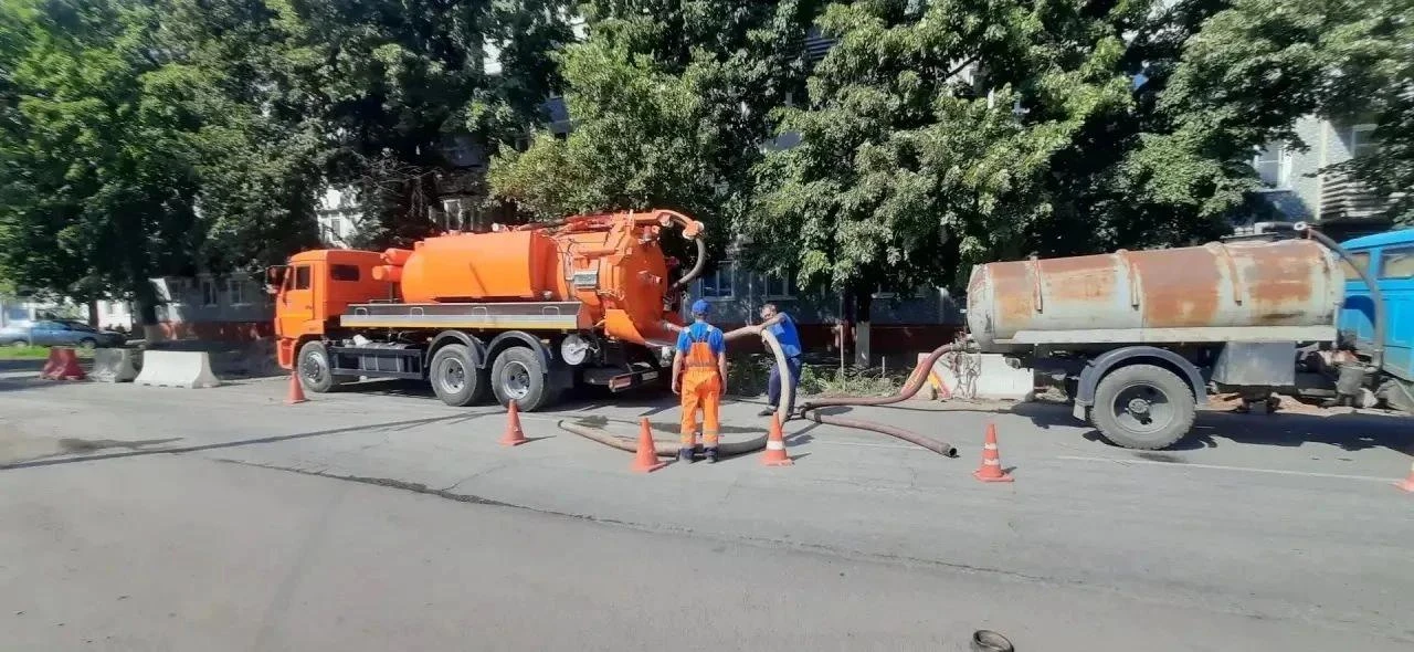 СПЕЦИАЛИСТЫ РОСВОДОКАНАЛА УСТРАНИЛИ УТЕЧКУ НА УЛИЦЕ КАРЛА МАРКСА