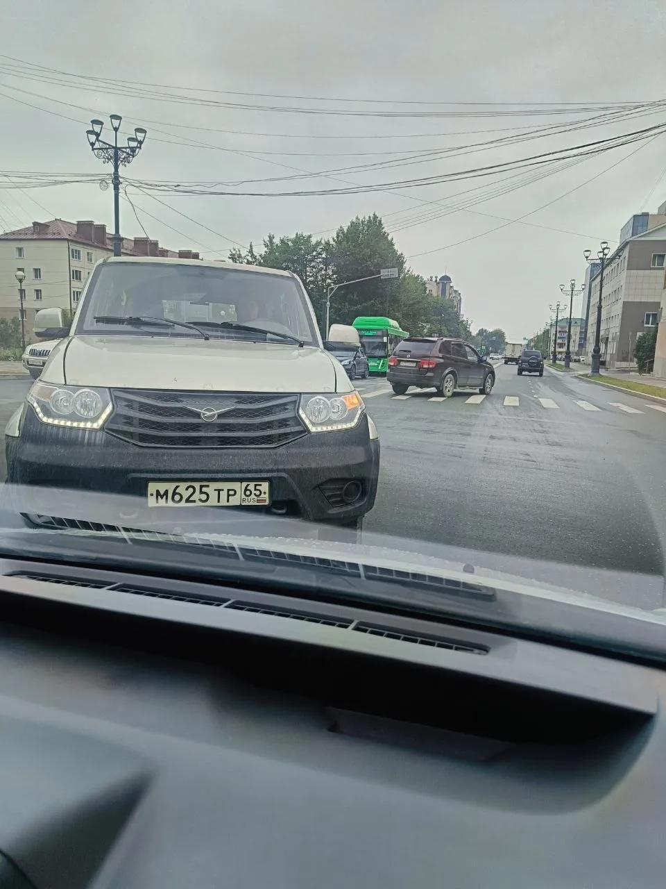#Нампишут

Автохам. Перекрëсток ул. Ленина и ул. Проспекта Победы. Нагло стоит на встречке и не проп