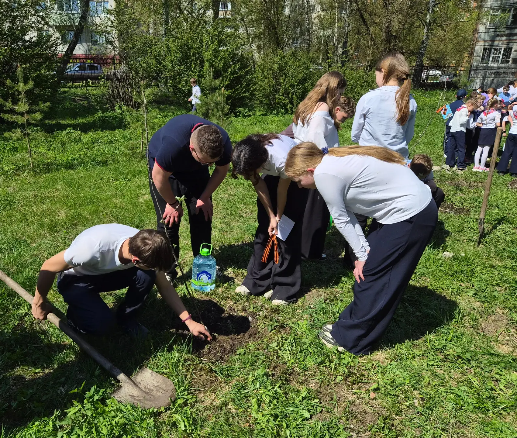 🌳 Сад памяти  Сегодня в школьном Мичуринском саду прошёл трудовой десант.  🟠⚫️ Обучающиеся 1–10 клас
