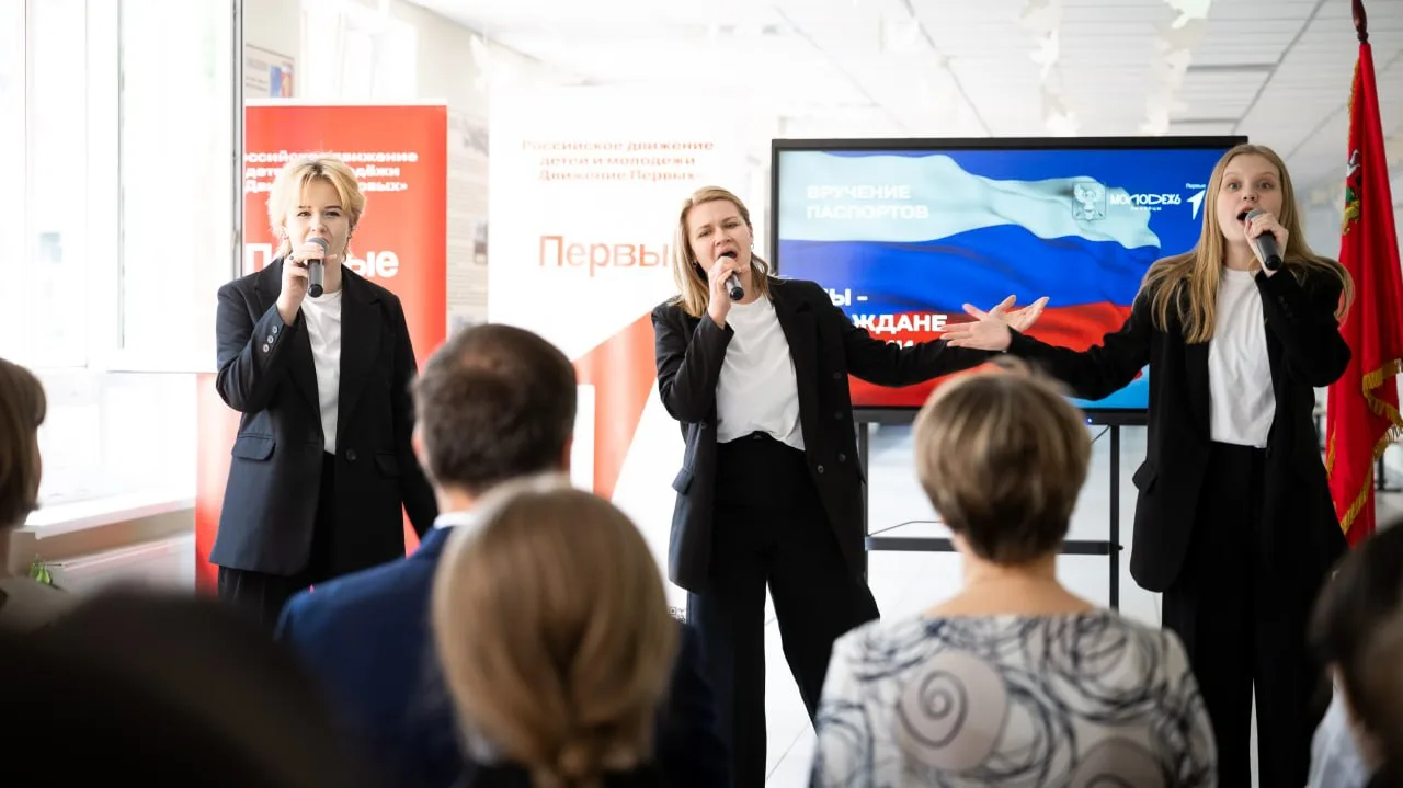 Владимир Волков вручил первые паспорта юным люберецким школьникам  🇷🇺 В городском округе прошла торж