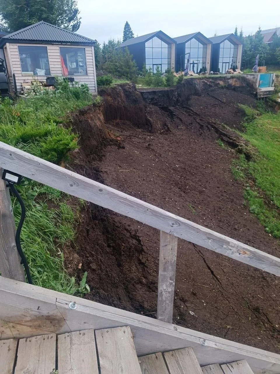 ⚡Оползень в Камском Устье сдвинул 11 домиков глэмпинга.

Склон просел на 2 метра. Грунт смещается уж