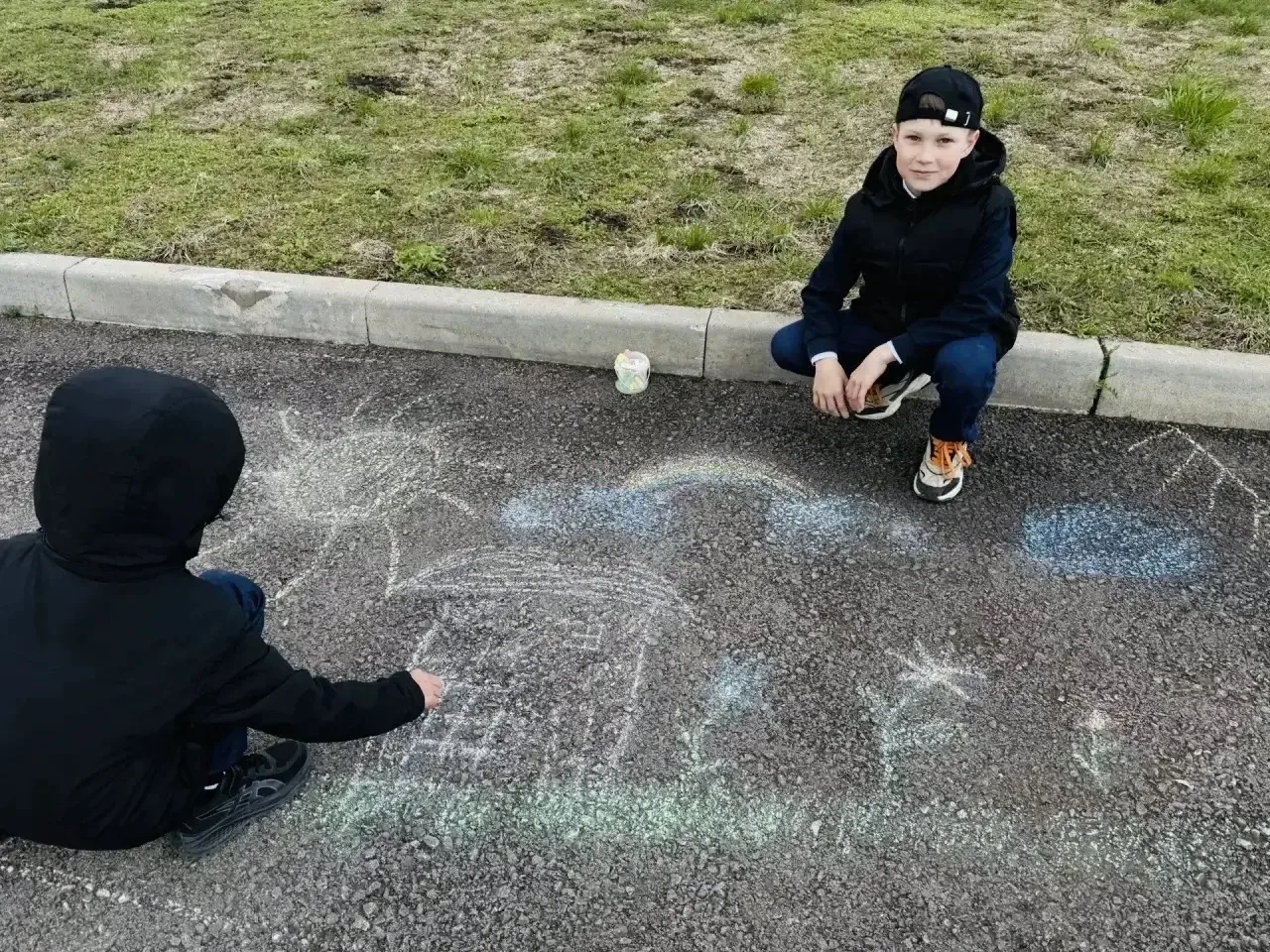 🎨 "Май шагает по планете"! 🌍   Обучающиеся начальной школы гимназии отметили приближение Дня Весны и