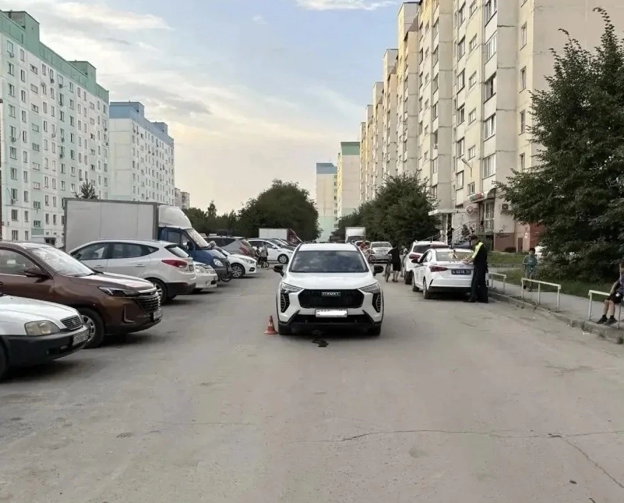 Автомобиль сбил ребёнка на самокате в Новосибирске 

30 июля в 19:50 в Октябрьском районе Новосибирс