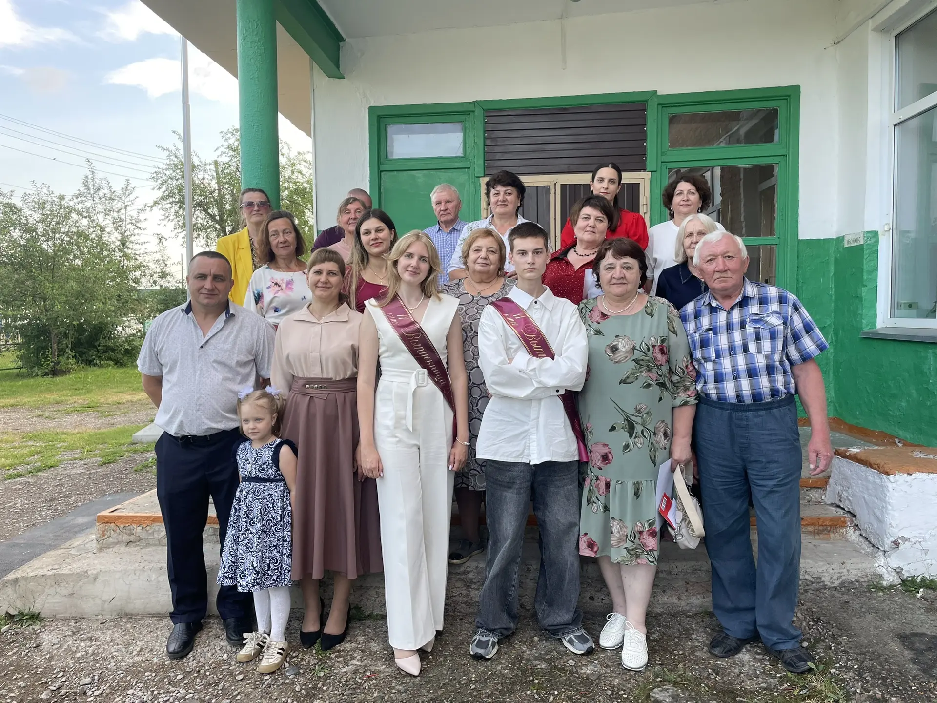 27 июня стало знаковым днем для выпускников 11 класса, Тимофея и Елизаветы, отметивших окончание шко