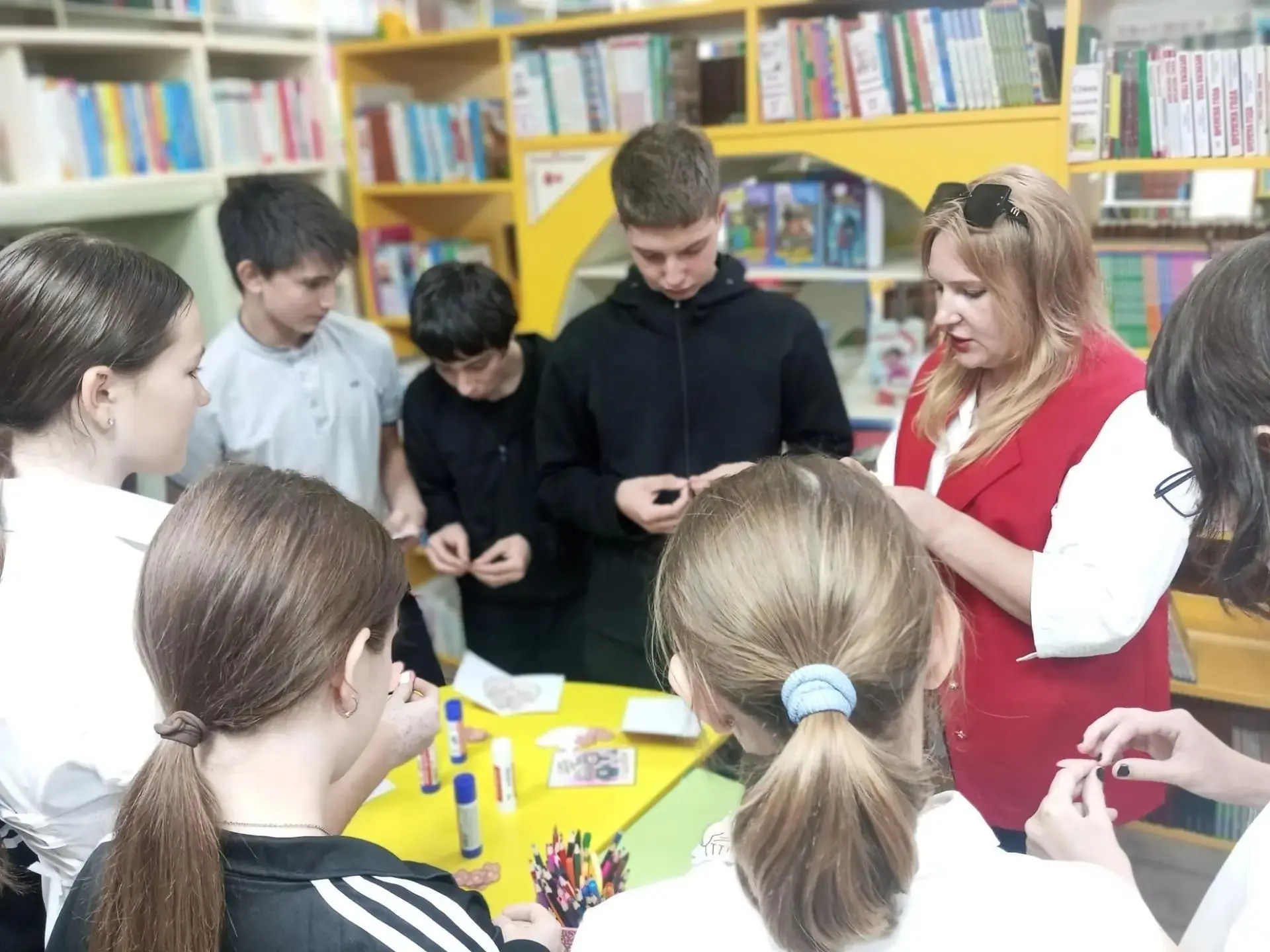 1 октября в Детской библиотеке прошёл мастер-класс «Открытка для бабули», приуроченный ...