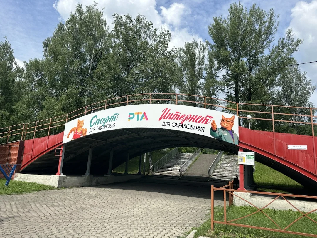 На лыжероллерной трассе у Дома спорта и на лавочках рядом появились новые мотивационные баннеры. Над