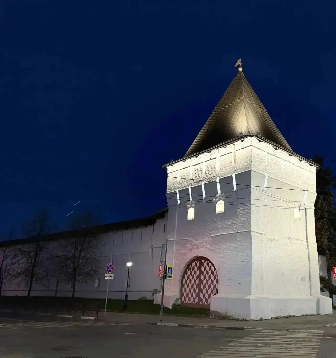 Архитектурно-художественная подсветка украсила Угличскую и Богородицкую башни Ярославск...