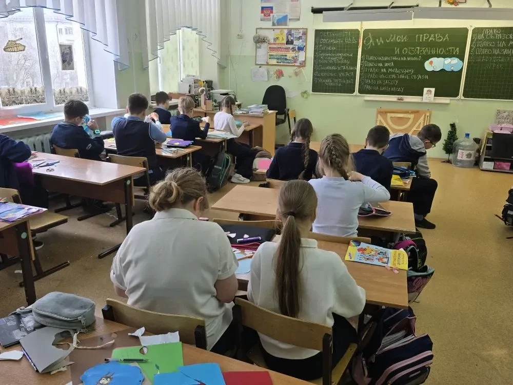 В 4 "Г" классе сегодня состоялся познавательный урок, посвященный изучению прав и обязанностей ребен