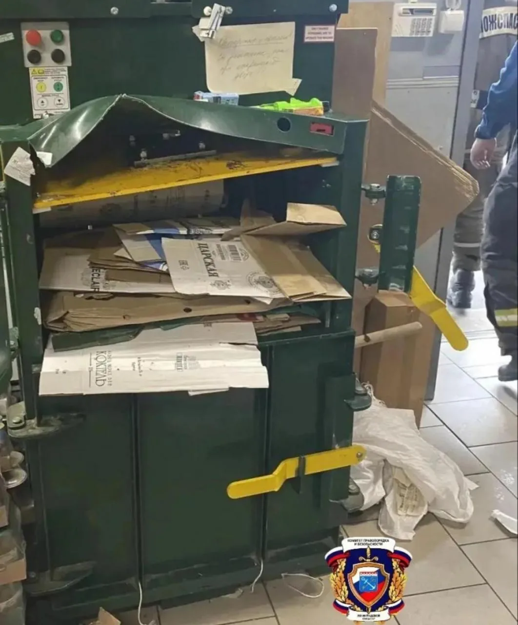 В Новогорелово сотруднику магазина зажало руку в гидравлическом прессе