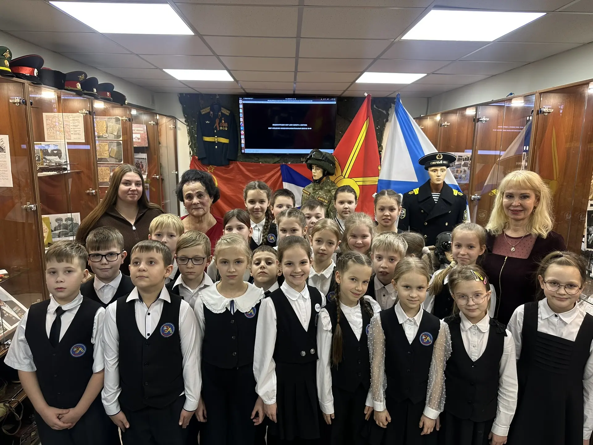 Экскурсия в Военно-Патриотическом Музее Школы Сегодня ученики начальных классов нашей школы совершил