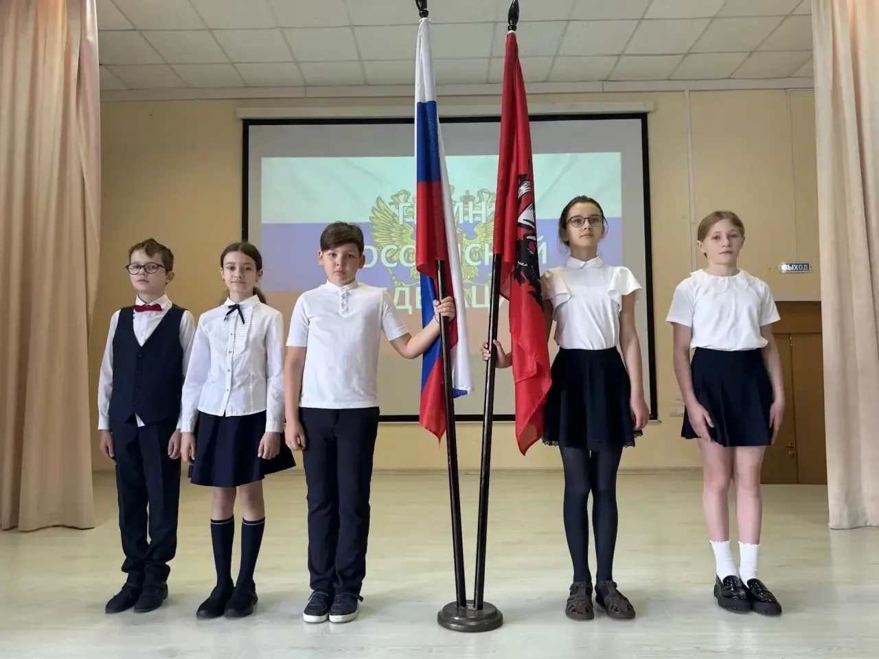 🇷🇺Понедельник в школе традиционно начался с  церемония поднятия Государственного флага и исполнения 