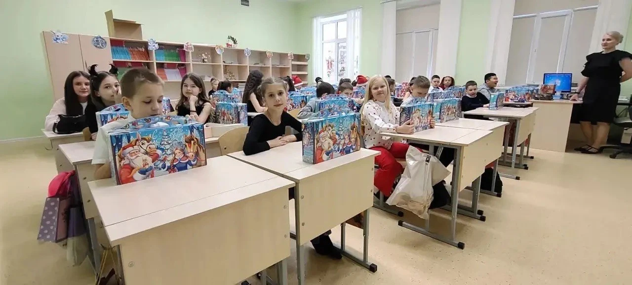 🎄✨ Новогодние подарки для учеников 1–4 классов ✨🎄  В преддверии Нового года ученики 1–4 классов трад
