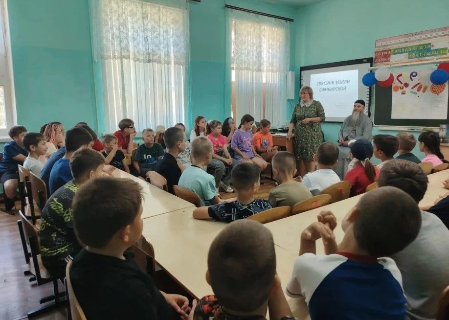 Сегодня в школьном лагере «Ромашка» произошло особенное событие: воспитанники встретились с настояте