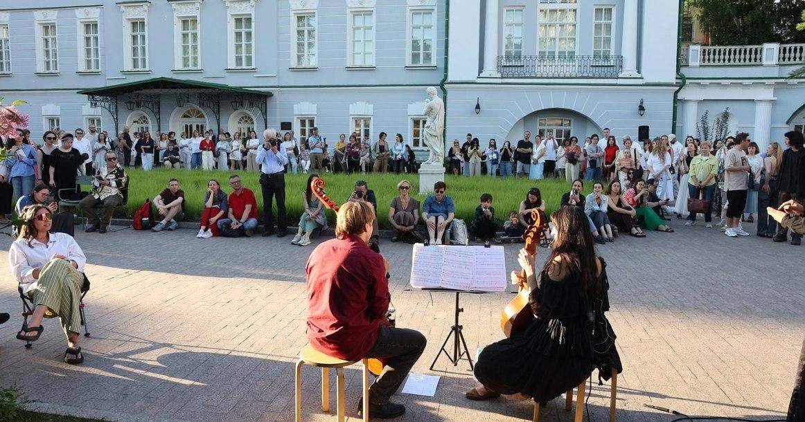 Во дворе московского Ельцин Центра запустили серию бесплатных концертов «Бездомная музыка»

Без сцен