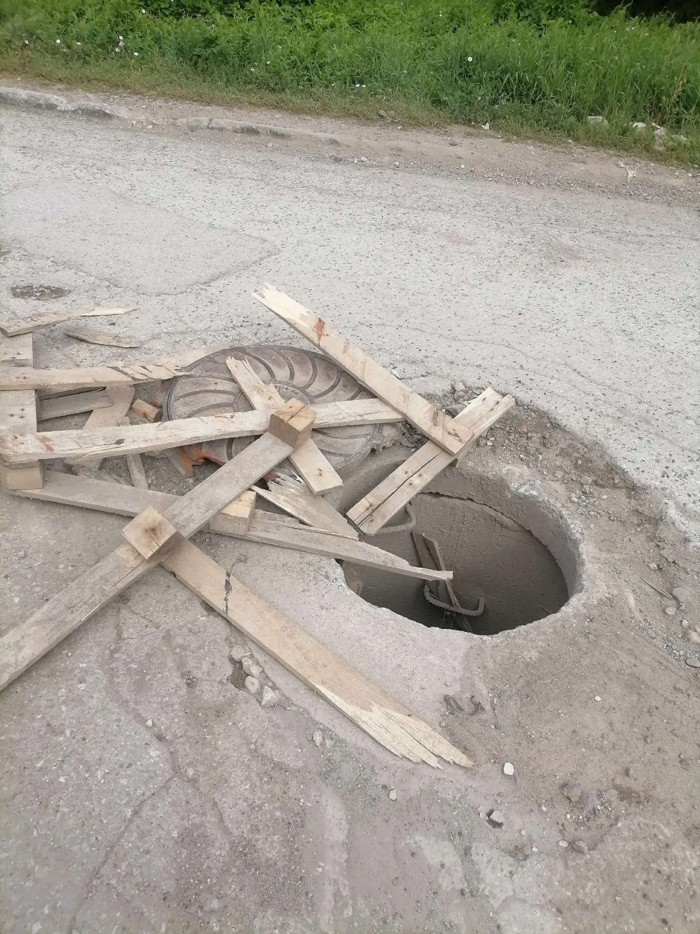 #нам_пишут
Люк на Черняховского «надежно» укрыт от пешеходов и машин

По словам местных жителей, в т
