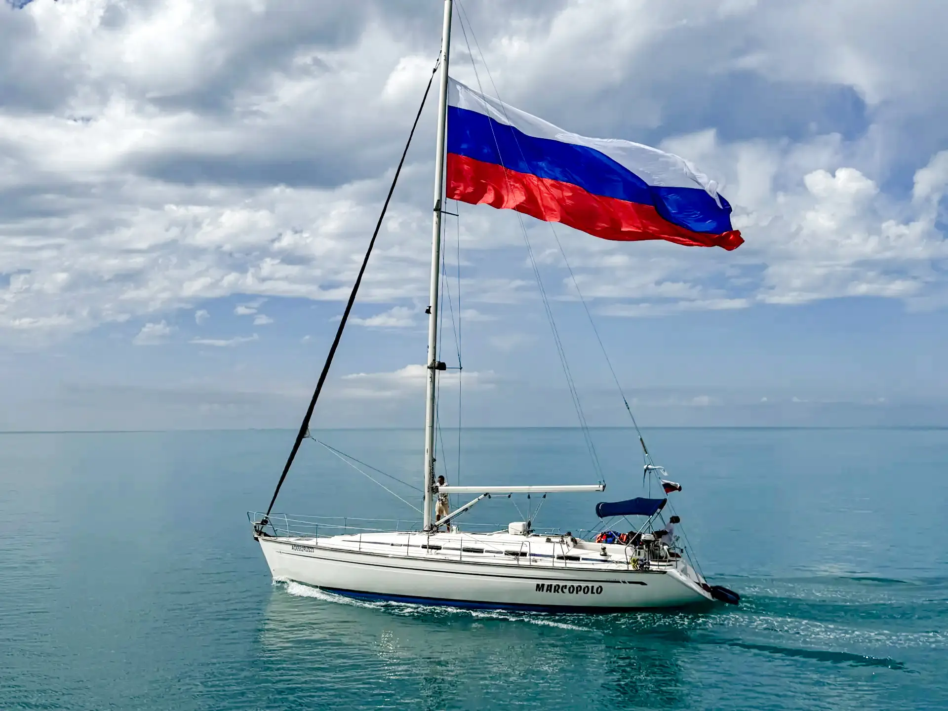 В Сочи состоялась торжественная передача флага Российской Федерации в рамках автомотопробега

🇷🇺 У