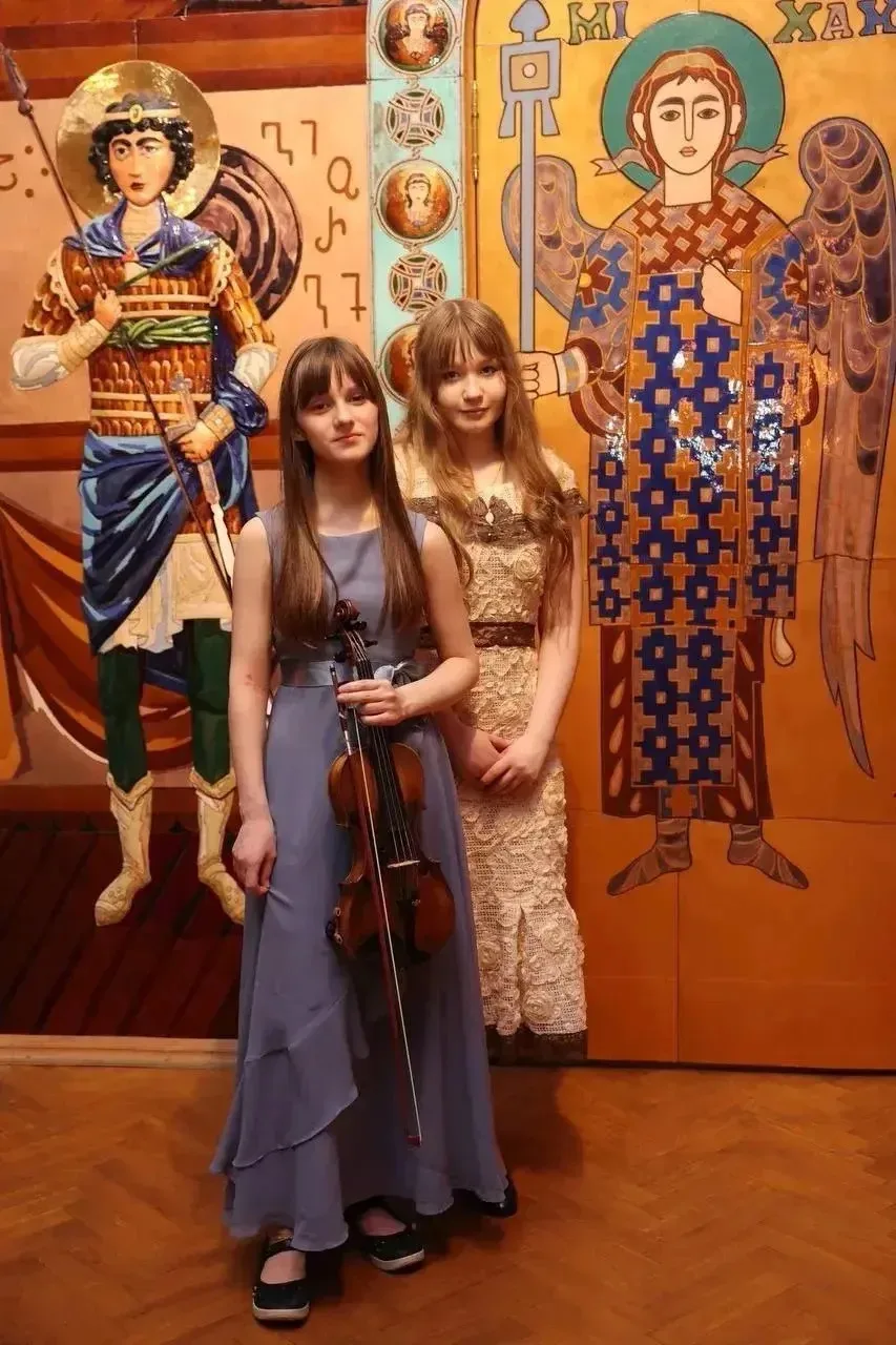 С любовью к музыке 🎻  Ученица 7 «Е» класса Дарья приняла участие в концерте стипендиатов Международн