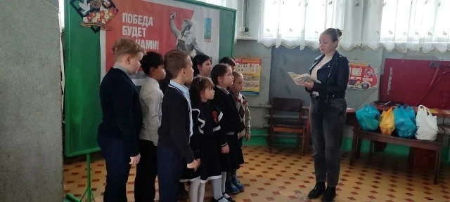 15 мая филиал № 5 — ДК «Энергетик» МБУ «Краснолучский ЦК» провёл патриотическую акцию «Читаем детям 