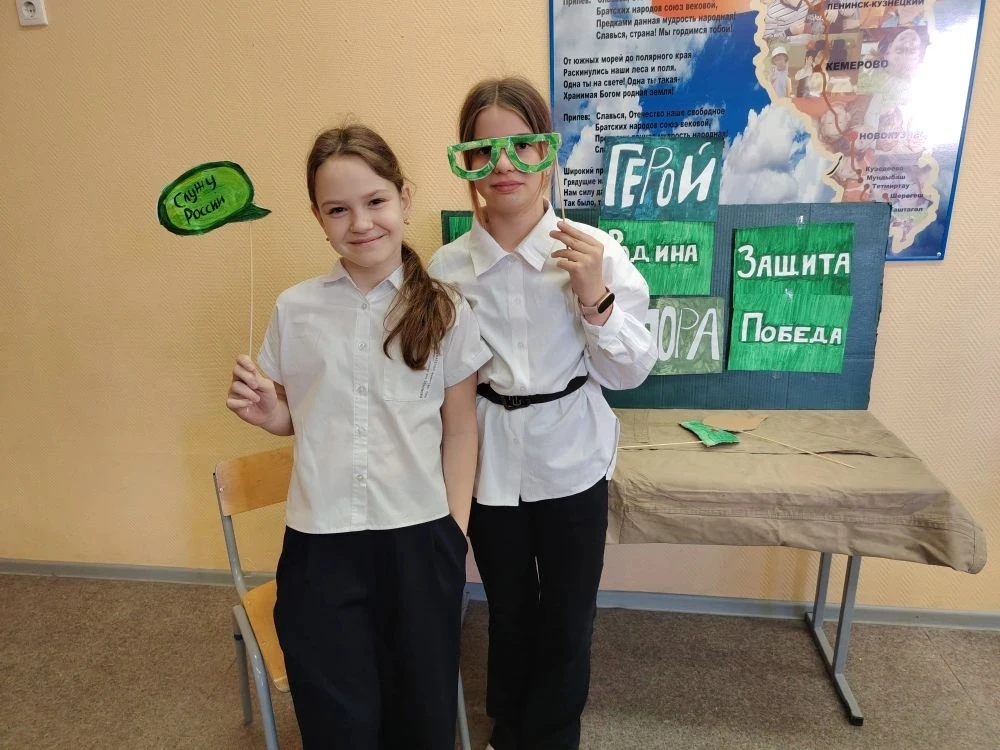 Однажды в тылу врага, или Как мы готовились к 23 февраля... 😄  Оборудование: бумага, картон, гуашь, 