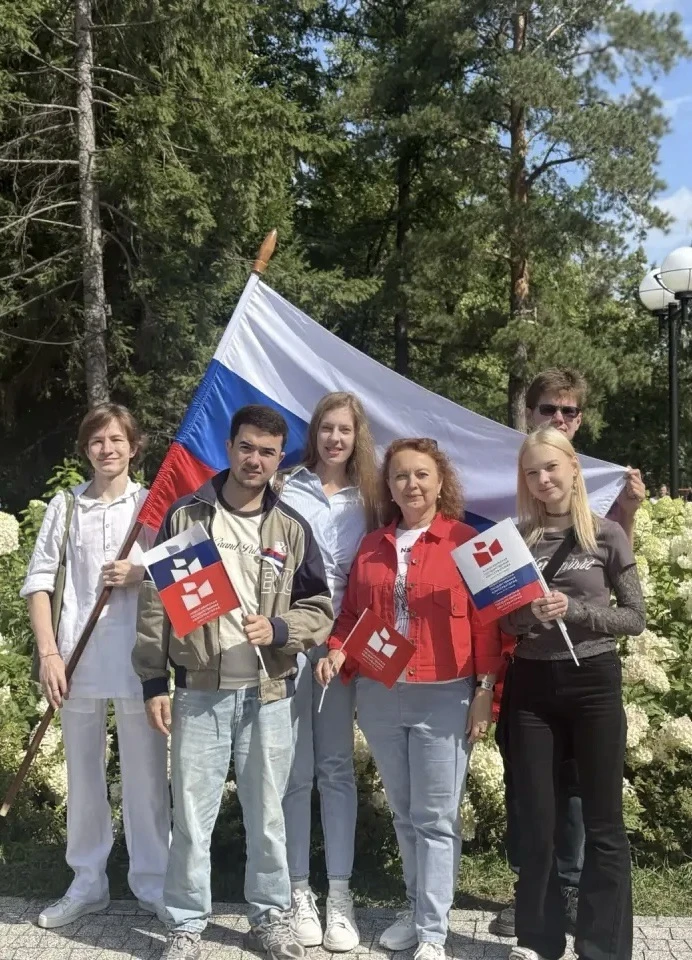 Студенты Новосибирской консерватории на масштабной акции в День Государственного флага ...