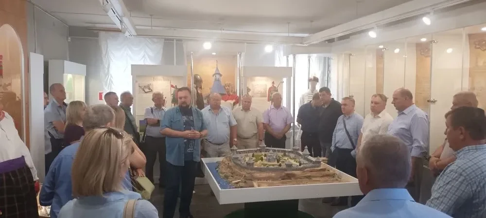 ЛИВЕНСКИЙ КРАЕВЕДЧЕСКИЙ МУЗЕЙ ПОСЕТИЛА ДЕЛЕГАЦИЯ «ОРЕЛОБЛЭНЕРГО»

Экскурсия, которую провел главный 