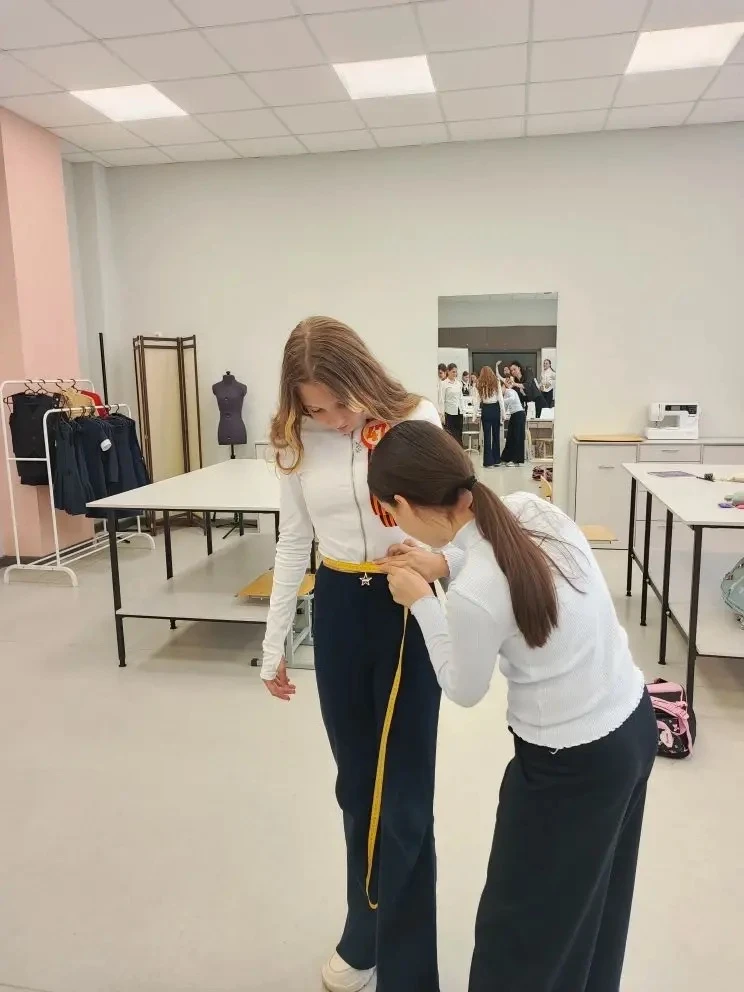 🔨 Уроки труда: школа жизни для наших учеников!🧵✂️  Уроки труда (технологии) — это не просто занятия,